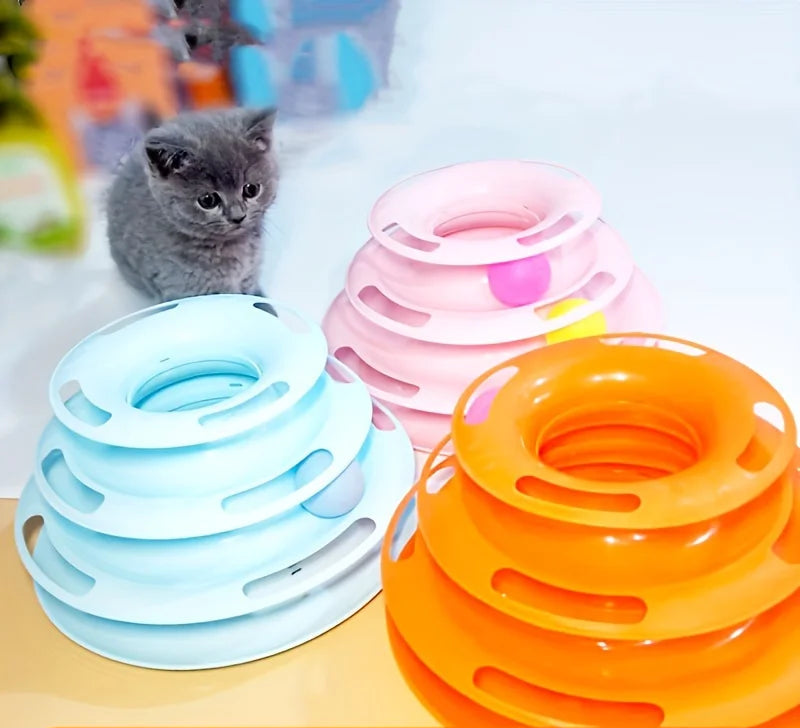 Katze spielt mit interaktivem Ballturm aus Kunststoff
