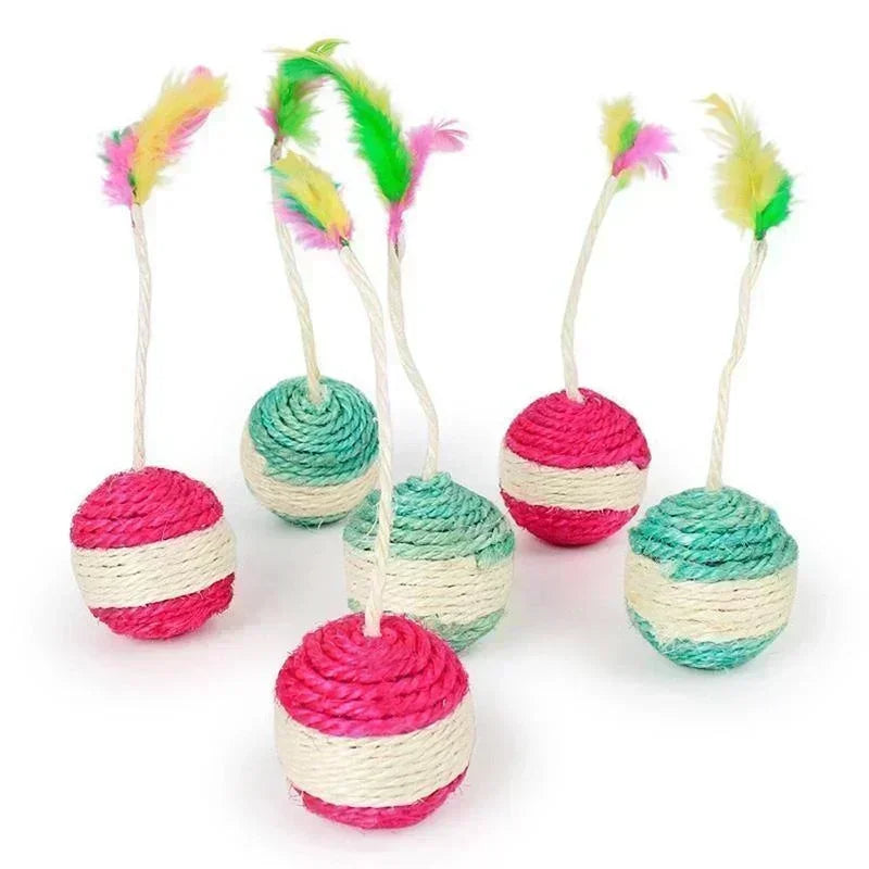 Sisal-Katzenball mit bunter Feder
