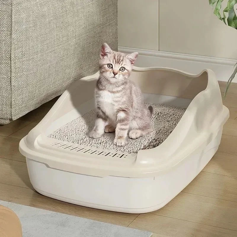 Halbgeschlossene Katzentoilette in Beige mit Schaufel