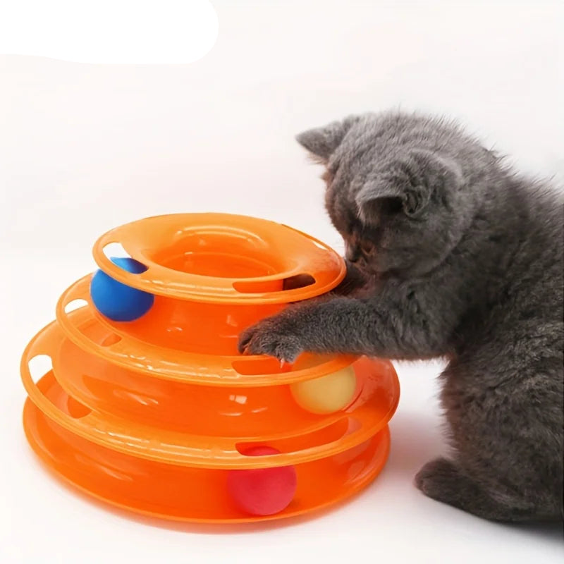 Katze spielt mit interaktivem Ballturm aus Kunststoff
