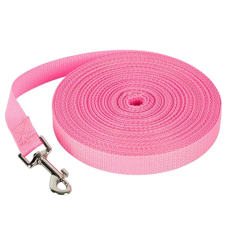 Pinke Hundeleine aus Nylon auf weißem Hintergrund