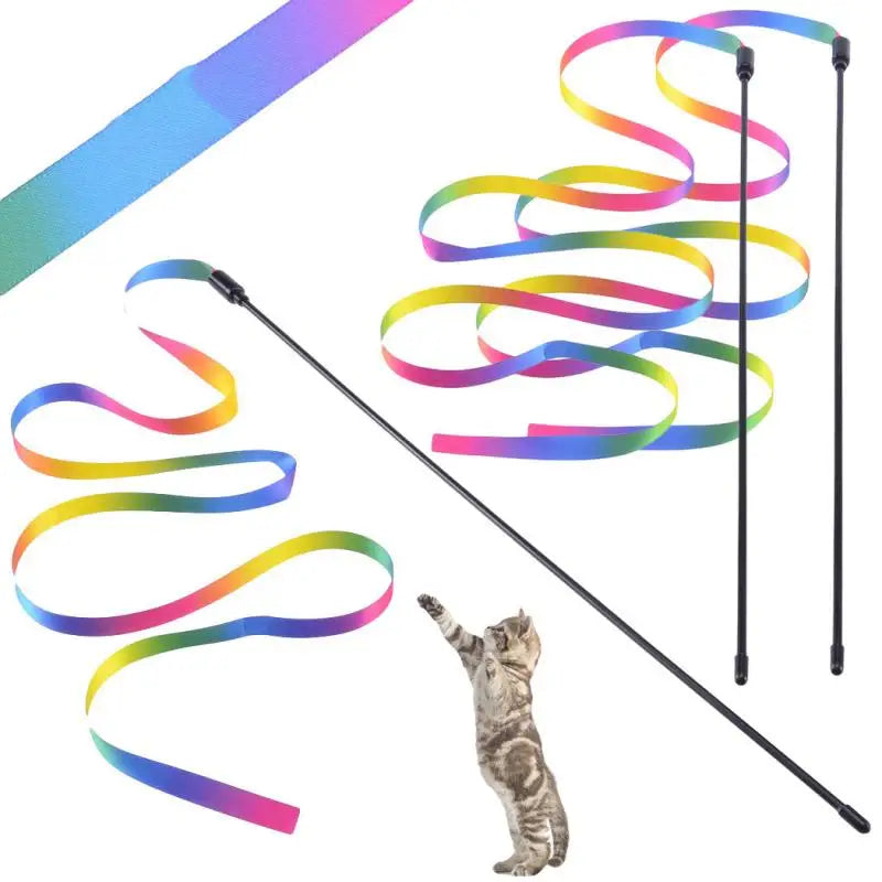 Katze spielt mit Regenbogen-Spielstab