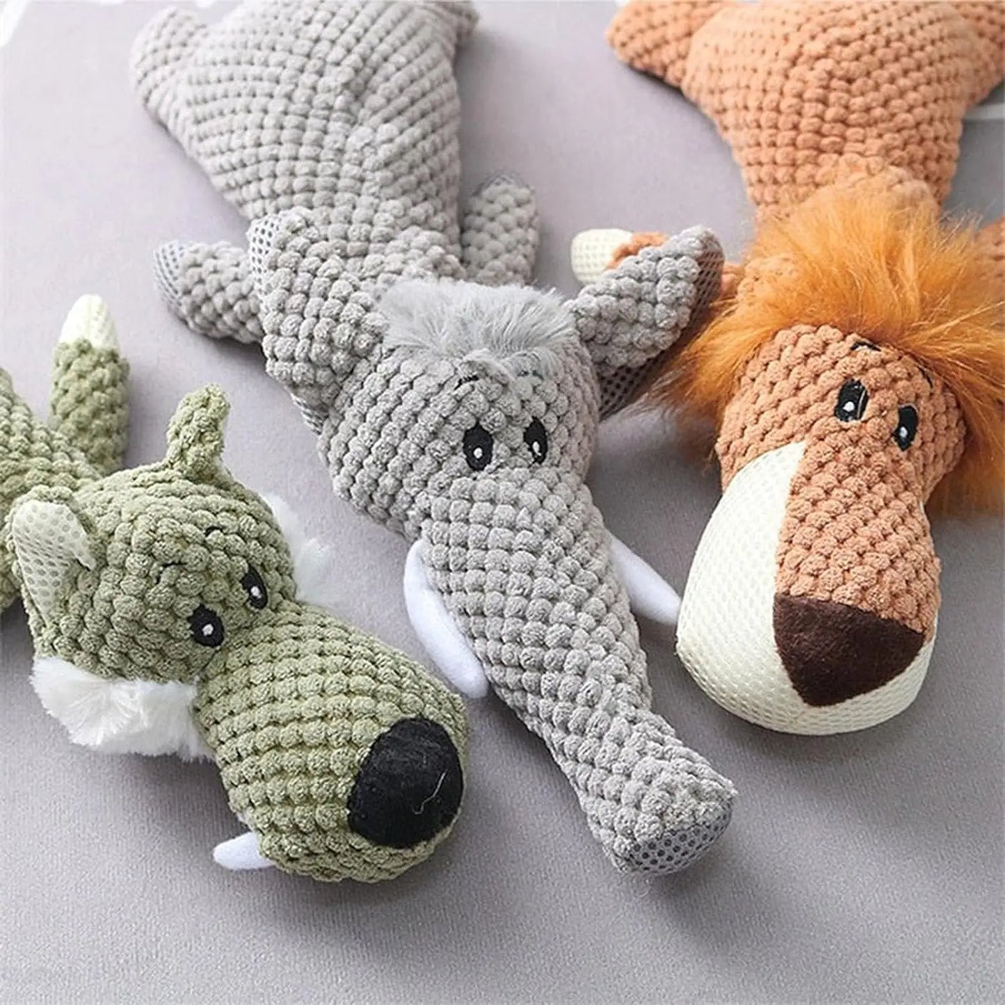 Quietschspielzeug Elefant für Hunde auf Teppich