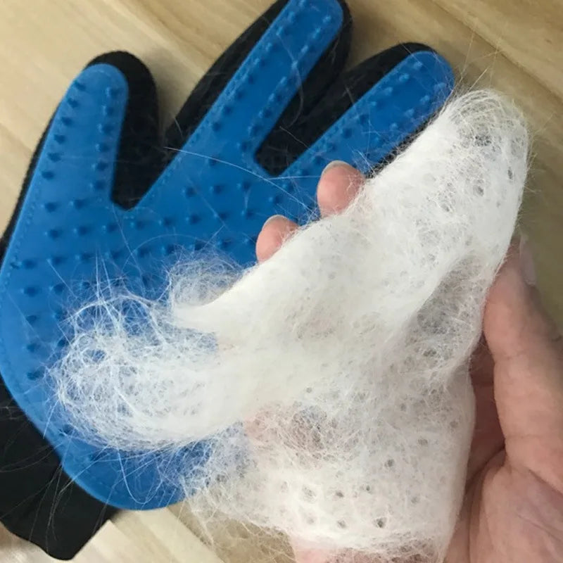 blauer pflegehandschuh mit silikon-noppen für haustiere