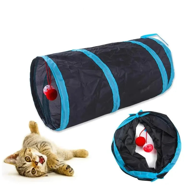 Katze spielt mit Katzentunnel mit Spielball