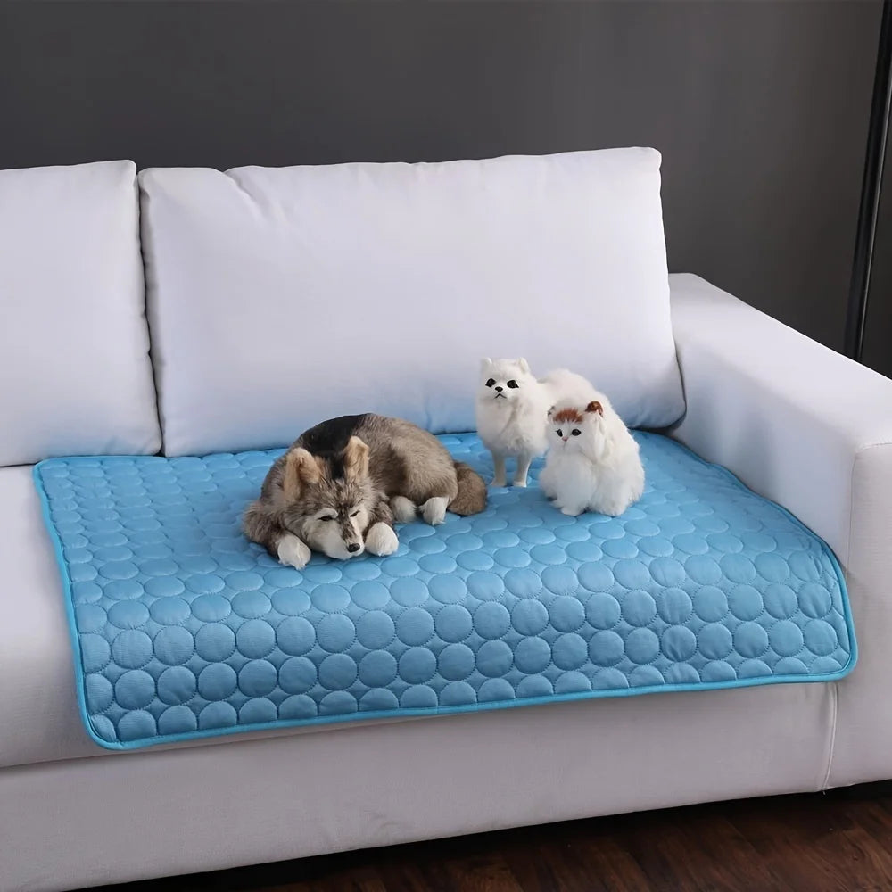 selbstkühlende Haustiermatte auf grauem Sofa