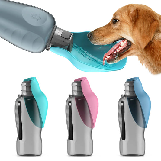 Hund trinkt aus tragbarer Hundewasserflasche 800ml